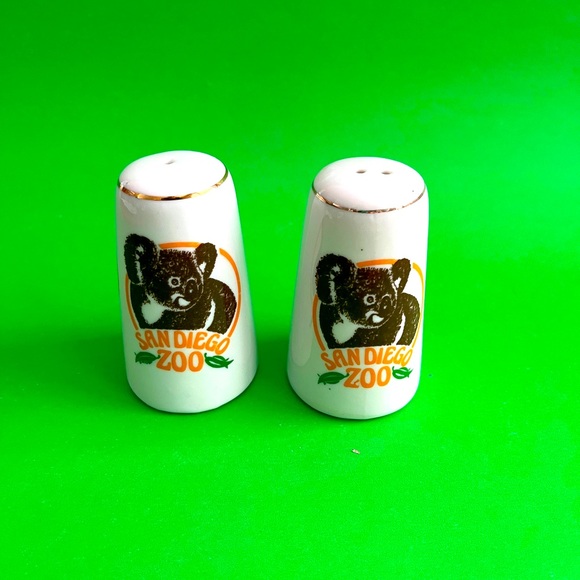 Vintage San Diego zoo salt and pepper shakers with gold rim on top edge. - Picture 1 of 4